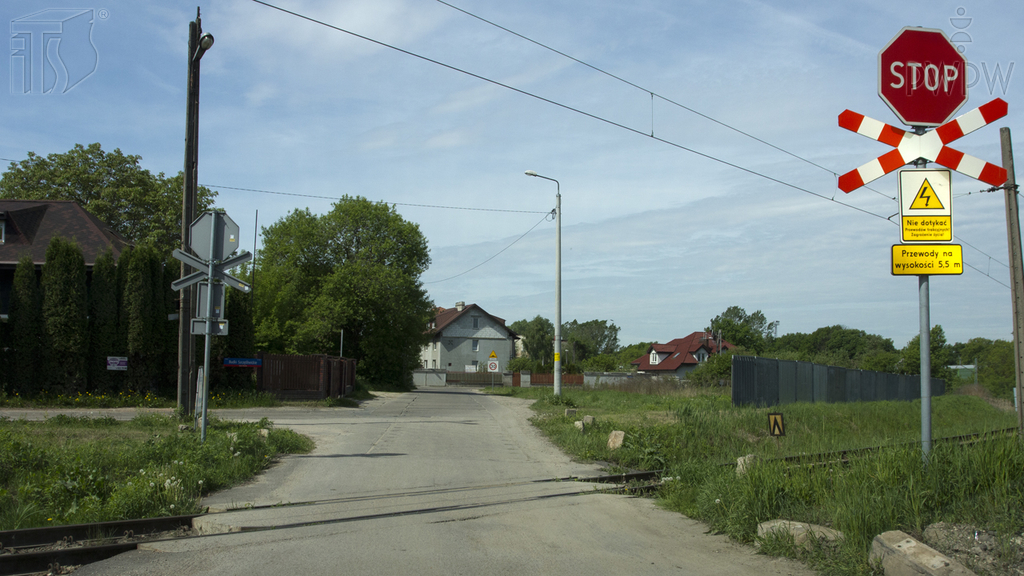 Pytanie Q-0654: Czy w tej sytuacji wolno Ci przejechać przez przejazd kolejowy bez zatrzymywania się, jeśli upewniłeś się wcześniej, że nie nadjeżdża pociąg?