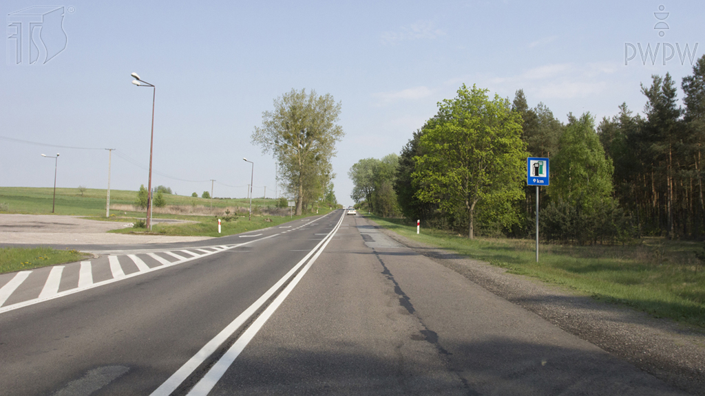 Pytanie Q-0419: Czy w tak oznakowanym miejscu wolno Ci skręcić w lewo na widoczny przy drodze parking?