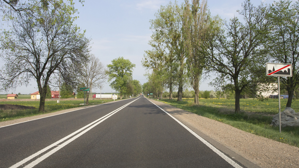 Pytanie Q-0553: Z jaką maksymalną dopuszczalną prędkością wolno Ci kierować samochodem osobowym po drodze za tym znakiem?