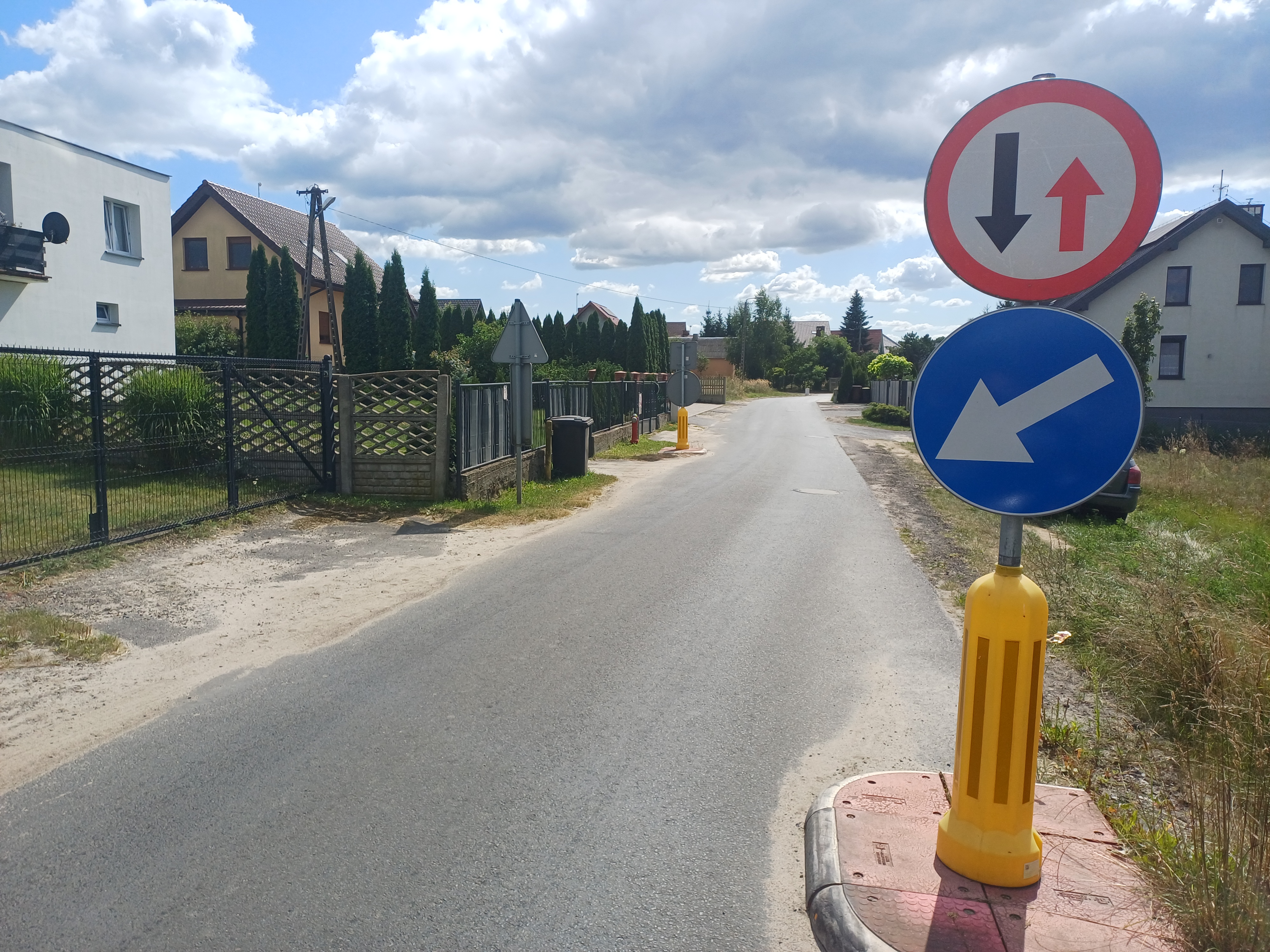 Pytanie Q-2558: Czy ten znak oznacza, że masz pierwszeństwo przed pojazdem nadjeżdżającym z przeciwnej strony?