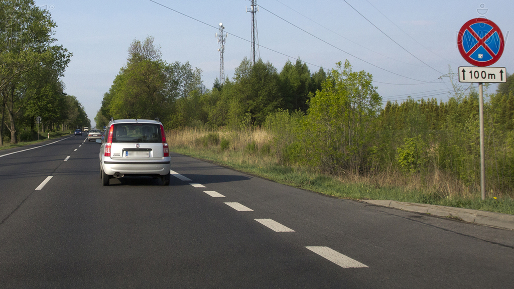 Pytanie Q-0090: Czy umieszczona pod tym znakiem zakazu tabliczka określa długość odcinka jezdni, na którym zakaz ten obowiązuje?