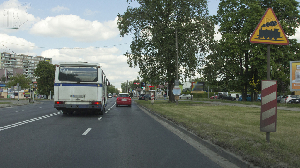Pytanie Q-0063: Czy w przedstawionej sytuacji jesteś ostrzegany o przejeździe kolejowym wyposażonym w półzapory?