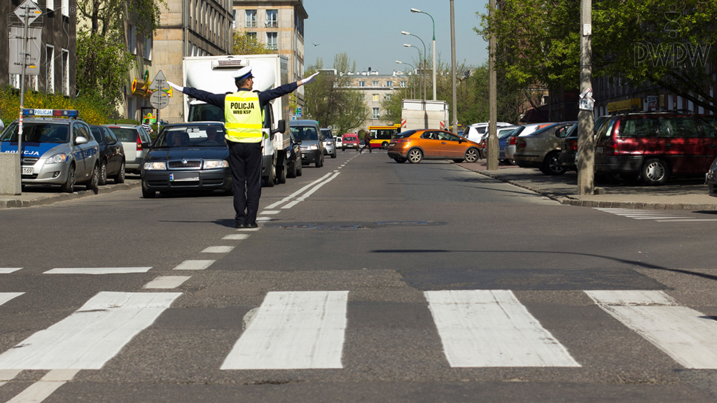 Pytanie Q-0350: Czy w przedstawionej sytuacji masz prawo wjechać na skrzyżowanie?