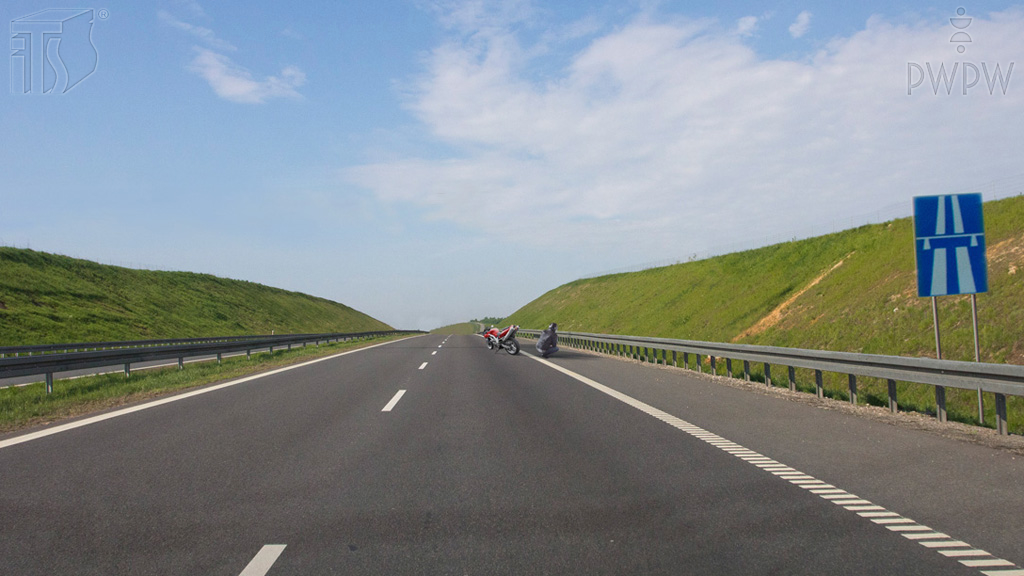 Pytanie Q-0125: Czy w tej sytuacji masz obowiązek przesunąć uszkodzony motocykl na pas awaryjny?
