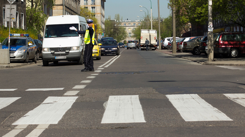 Pytanie Q-0450: Czy sygnał, który daje policjant, zezwala na wjazd na skrzyżowanie?