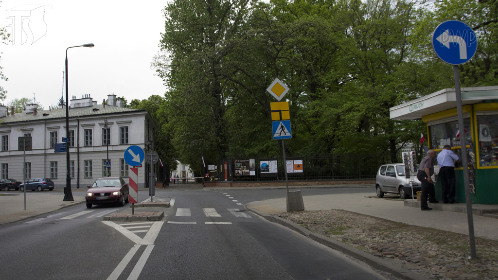 Pytanie Q-0196: Czy na widocznym skrzyżowaniu wolno Ci skręcić wyłącznie w lewo?