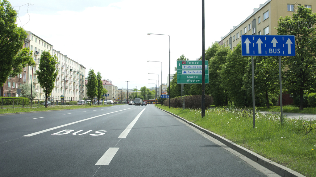 Pytanie Q-0389: Kierujesz autobusem wykonującym nieodpłatny przewóz osób. Czy w tej sytuacji wolno Ci wjechać na pas ruchu oznaczony znakiem 'BUS'?