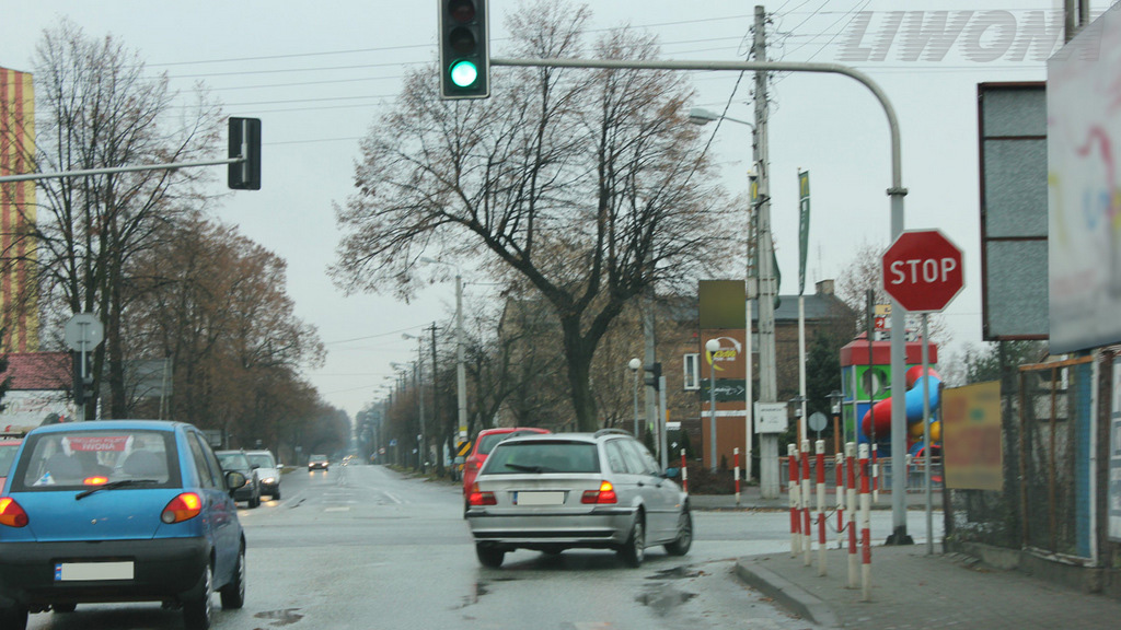 Pytanie Q-1722: Czy w tej sytuacji zamierzając kontynuować jazdę prosto przez skrzyżowanie masz obowiązek zatrzymać się przed znakiem „STOP”?