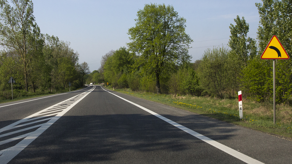 Pytanie Q-0046: Czy w przedstawionej sytuacji jesteś ostrzegany o kilku niebezpiecznych zakrętach w lewo?