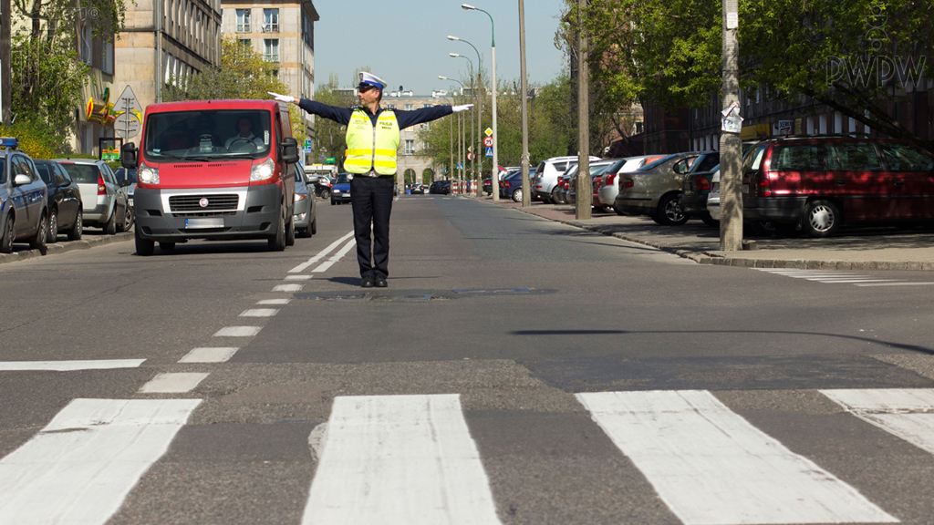 Pytanie Q-0448: Czy w tej sytuacji skręcanie w prawo jest zabronione nawet wtedy, gdy nie utrudni to poruszania się innym uczestnikom ruchu drogowego?