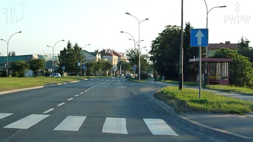 Pytanie Q-0747: Czy ten znak informuje Cię, że na najbliższym skrzyżowaniu masz obowiązek jechać prosto?