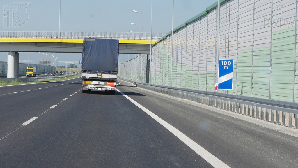 Pytanie Q-0756: Czy ten znak informuje o zbliżaniu się do miejsca zjazdu z autostrady?