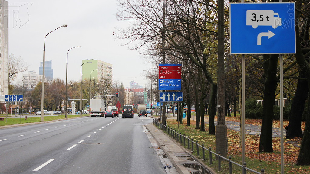 Pytanie Q-1282: Czy jadąc samochodem osobowym możesz skręcić w prawo na tak oznakowaną drogę?