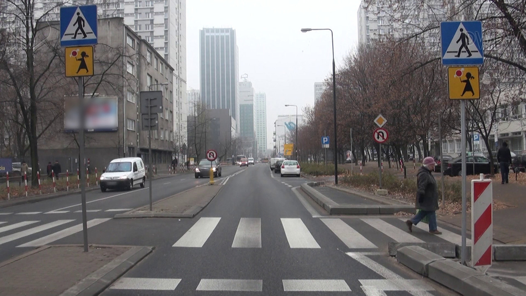 Pytanie Q-0768: Czy przerywana linia przed przejściem dla pieszych oznacza miejsce warunkowego zatrzymania?