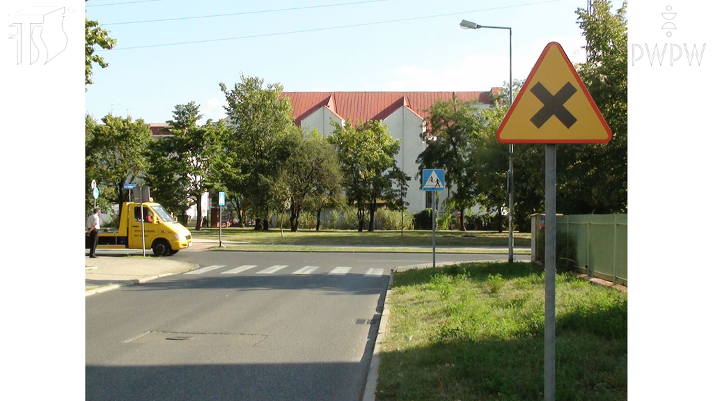 Pytanie Q-0795: Czy skręcając w lewo na tym skrzyżowaniu masz pierwszeństwo przed pojazdem nadjeżdżającym z lewej strony?