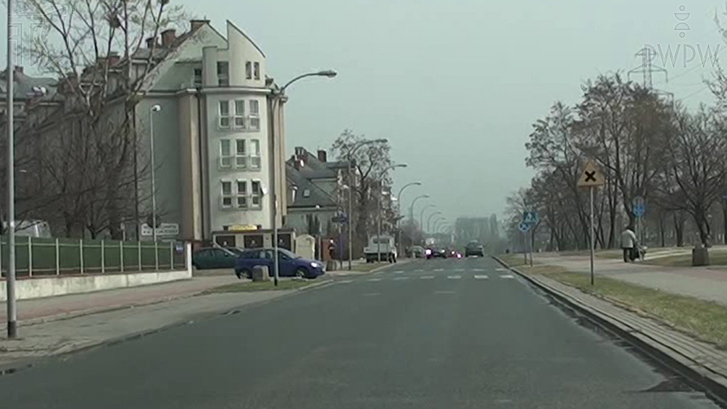 Pytanie Q-0802: Czy jadąc na wprost na tym skrzyżowaniu, masz obowiązek ustąpić pierwszeństwa pojazdowi nadjeżdżającemu z lewej strony?