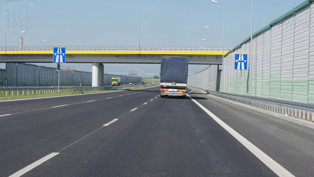 Pytanie Q-0869: Czy masz prawo cofać pojazdem na autostradzie po włączeniu świateł awaryjnych pojazdu?