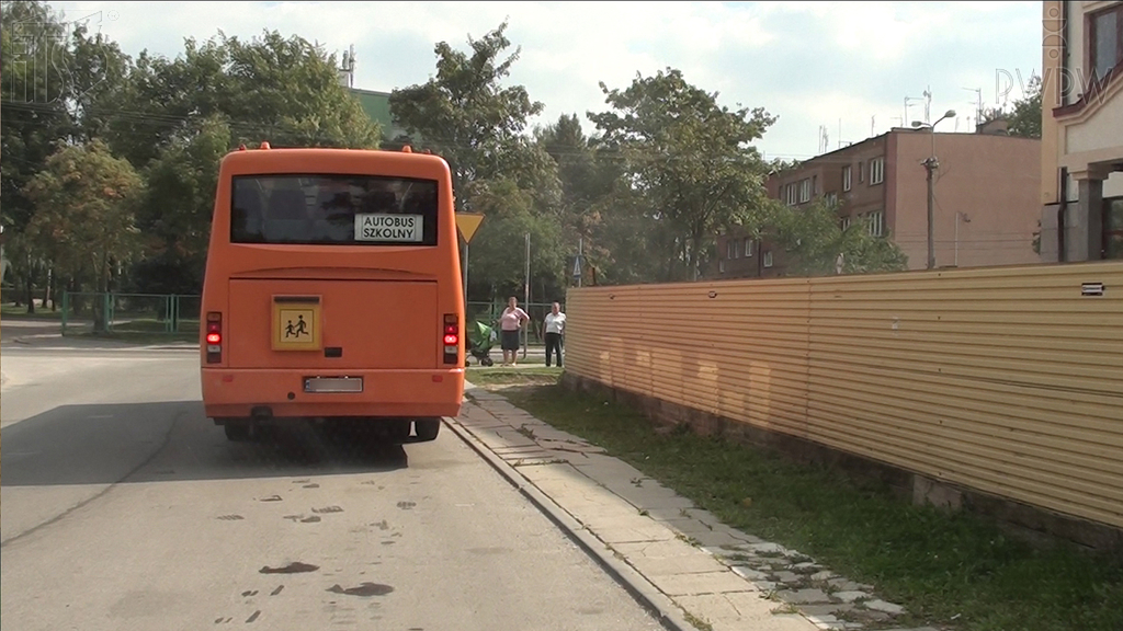 Pytanie Q-0897: Czy zawsze masz obowiązek zachowywać szczególną ostrożność, gdy przejeżdżasz obok autobusu szkolnego?