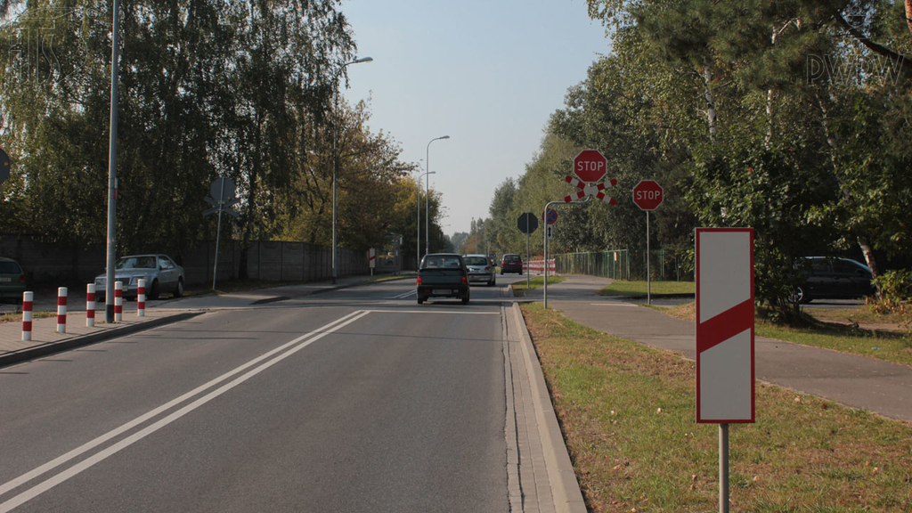 Pytanie Q-0926: Czy postój pojazdu bezpośrednio za widocznym słupkiem wskaźnikowym jest zabroniony?