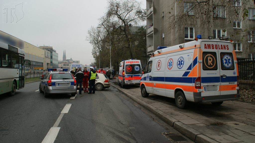 Pytanie Q-0932: Czy jako uczestnik wypadku drogowego, w którym są ranni, po wezwaniu służb ratunkowych masz prawo oddalić się z miejsca zdarzenia?