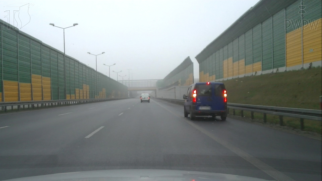 Pytanie Q-0940: Czy zatrzymując na drodze ekspresowej pojazd, który uległ awarii, masz obowiązek włączyć światła awaryjne, a w razie, gdy nie jest w nie wyposażony - światła pozycyjne?