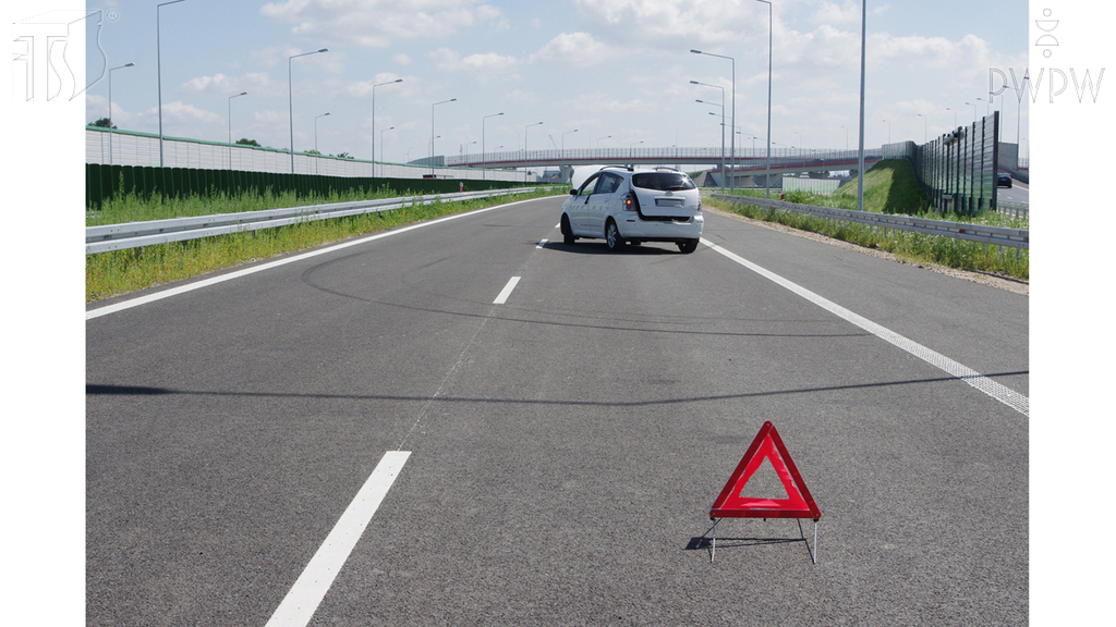 Pytanie Q-0952: Czy w przypadku unieruchomienia na autostradzie kierowanego przez siebie pojazdu, masz obowiązek to sygnalizować, umieszczając 100 m za nim ostrzegawczy trójkąt odblaskowy?