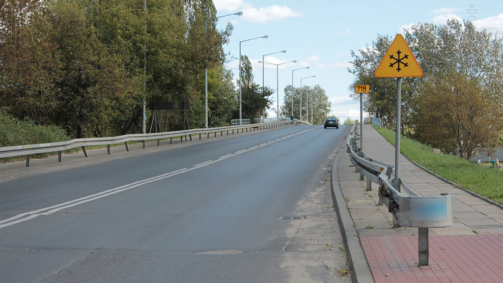 Pytanie Q-0975: Czego możesz spodziewać się wjeżdżając na most oznaczony tym znakiem?