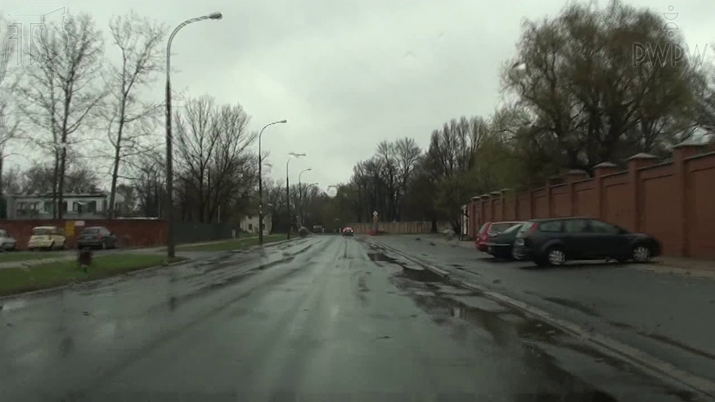 Pytanie Q-0979: Jak powinieneś się zachować wjeżdżając na odcinek drogi pokryty kałużami?