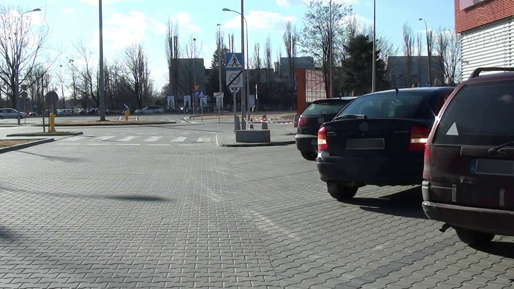 Pytanie Q-0986: Na co należy zwracać uwagę podczas cofania pojazdem?