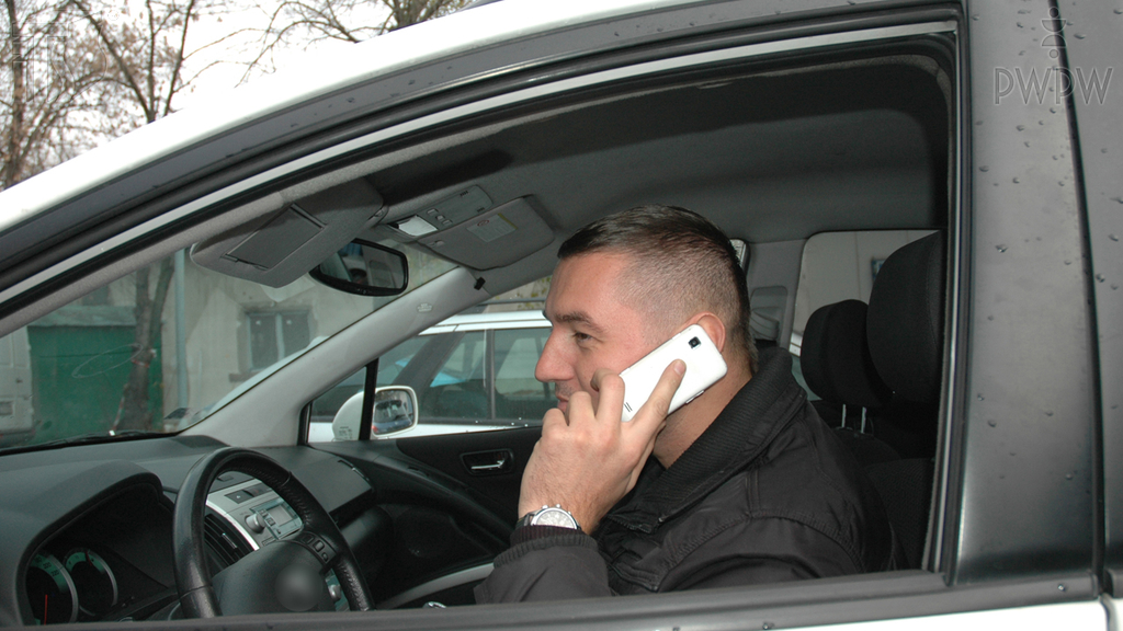 Pytanie Q-1004: Czy naruszasz przepisy ruchu drogowego, jeżeli kierując pojazdem rozmawiasz przez telefon trzymając go w ręku?