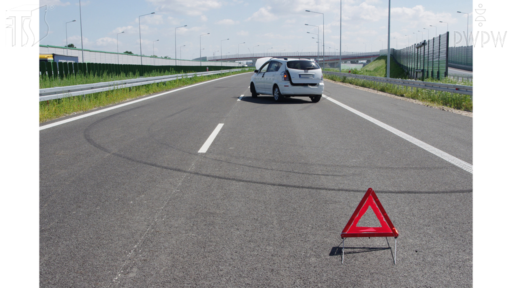 Pytanie Q-1014: W jakiej odległości za stojącym na autostradzie, uszkodzonym samochodem osobowym, masz obowiązek umieścić ostrzegawczy trójkąt odblaskowy?