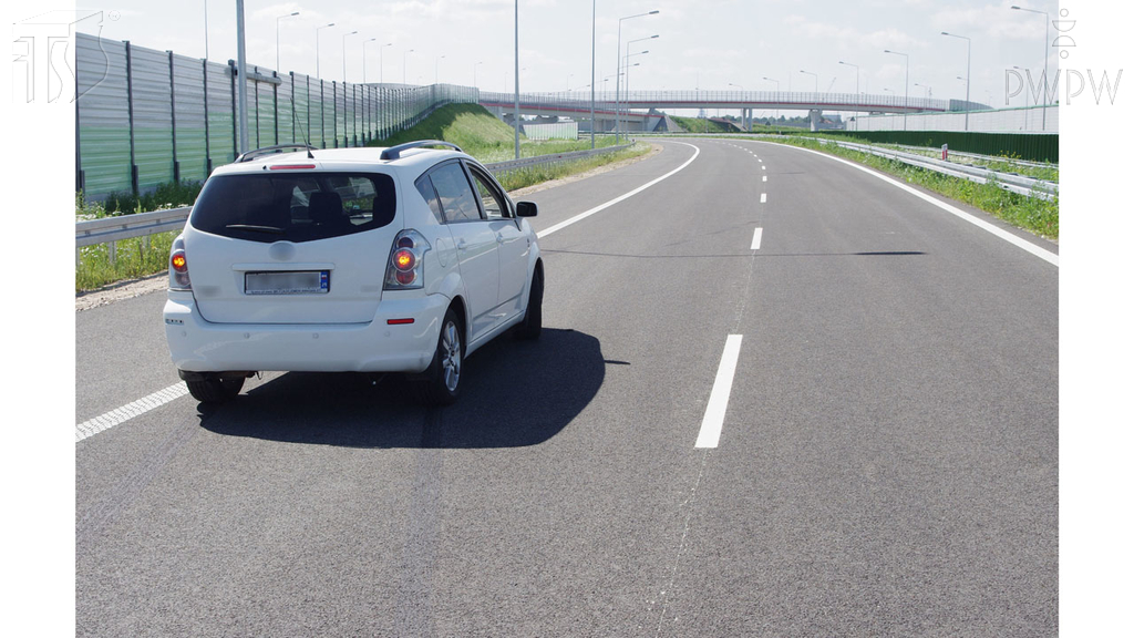 Pytanie Q-1030: Co może być przyczyną 'ściągania' w lewo pojazdu w czasie jazdy na wprost?