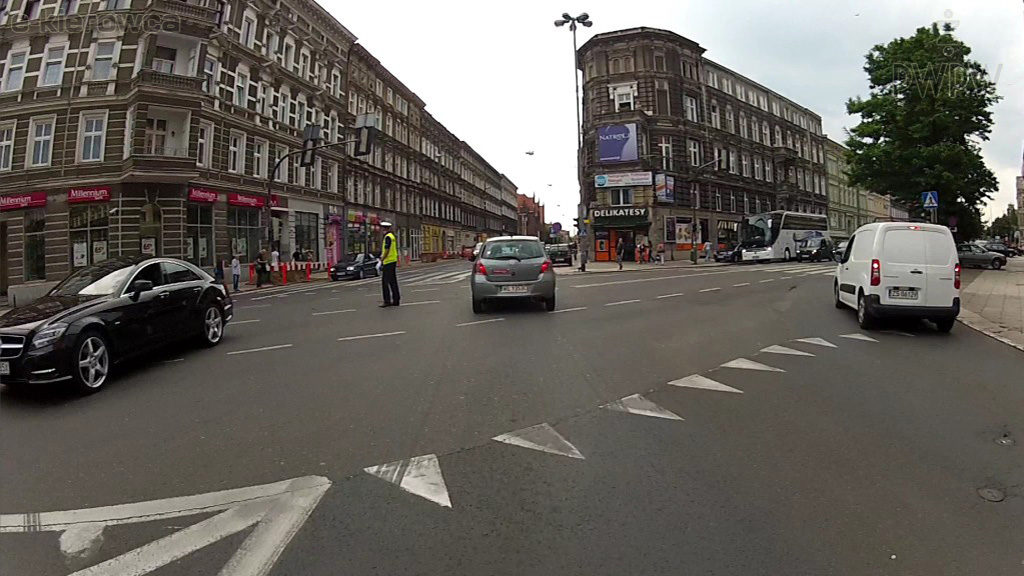 Pytanie Q-1479: Czy polecenia i sygnały dawane przez osoby kierujące ruchem mają pierwszeństwo przed znakami drogowymi?