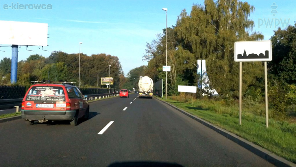 Pytanie Q-1489: Z jaką maksymalną dopuszczalną prędkością wolno Ci jechać po drodze za tym znakiem, jeśli holujesz inny samochód osobowy?