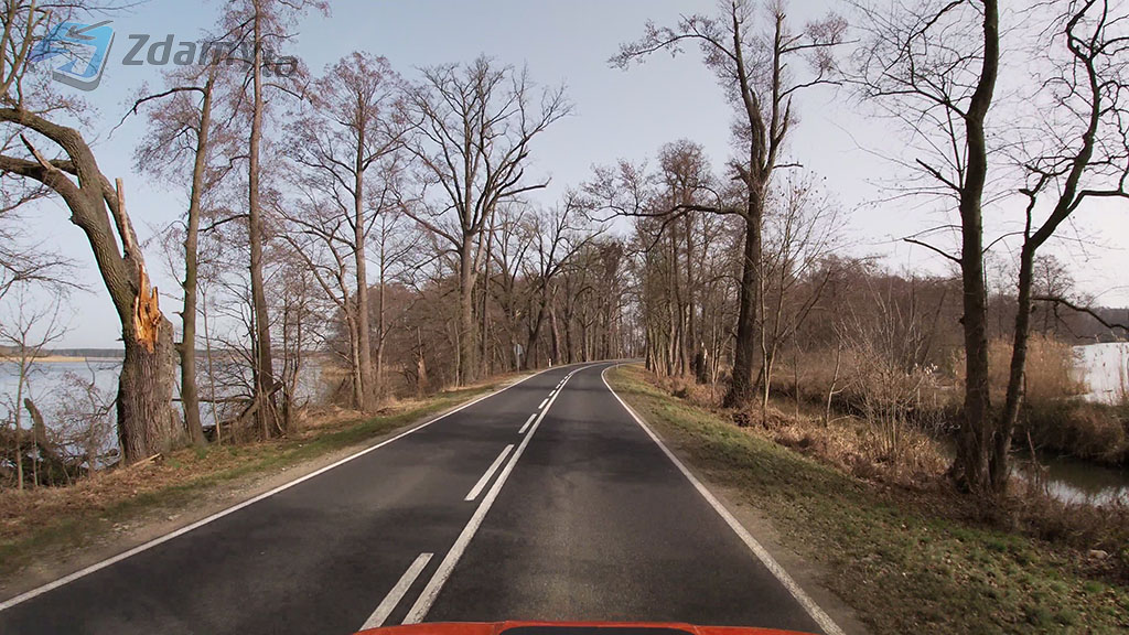 Pytanie Q-2437: Czy w tym miejscu masz prawo zatrzymać samochód osobowy na drodze w celu wysadzenia pasażera?