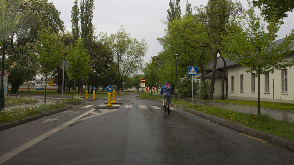 Pytanie Q-0212: Czy w tej sytuacji możesz podjąć próbę wyprzedzania rowerzysty?