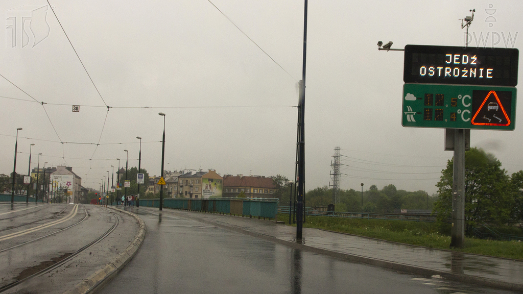 Pytanie Q-0057: Czy umieszczony na tablicy znak ostrzega Cię o miejscu na drodze, w którym występuje lub może występować niebezpieczeństwo?
