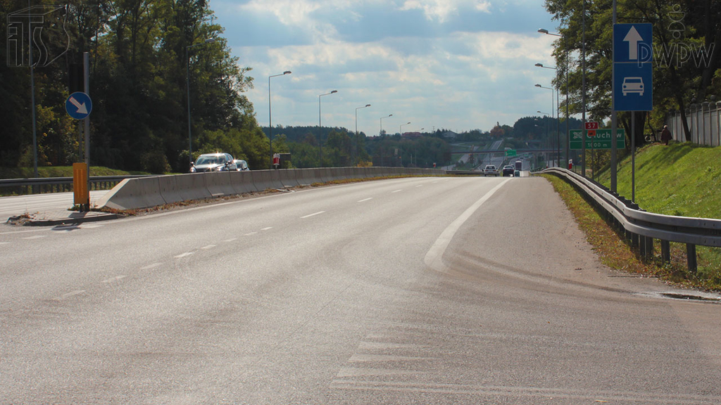 Pytanie Q-1060: Z jaką maksymalną dopuszczalną prędkością masz prawo kierować motocyklem po drodze za tymi znakami?
