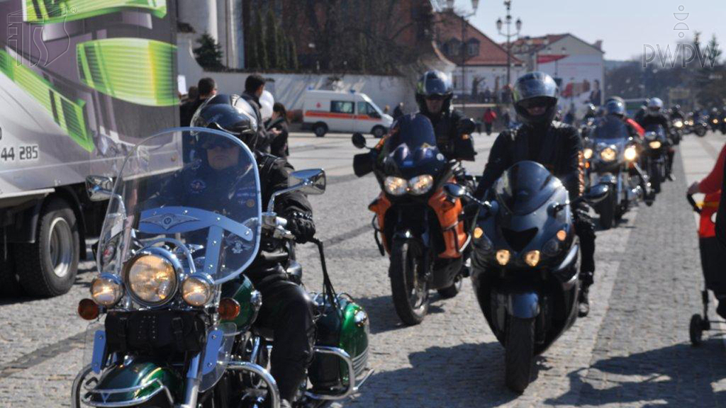 Pytanie Q-1304: Jaka maksymalna liczba motocykli ma prawo jechać w zorganizowanej kolumnie?