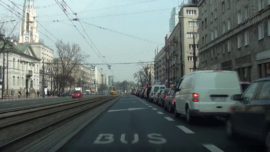 Pytanie Q-1063: Czy masz prawo jechać motocyklem po pasie ruchu dla autobusów?