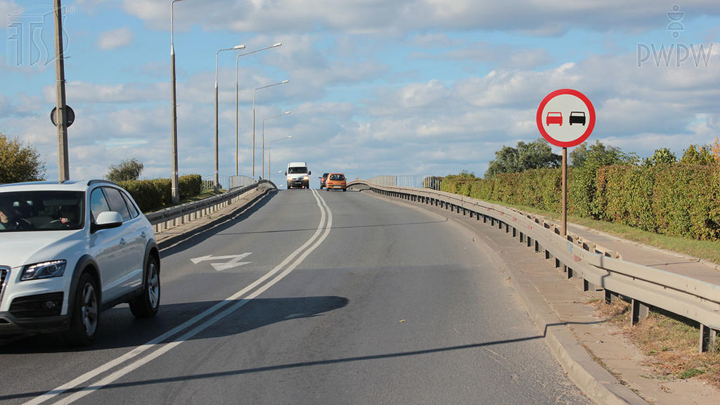 Pytanie Q-1065: Którego z wymienionych pojazdów nie możesz wyprzedzić kierując motocyklem na drodze za tym znakiem?