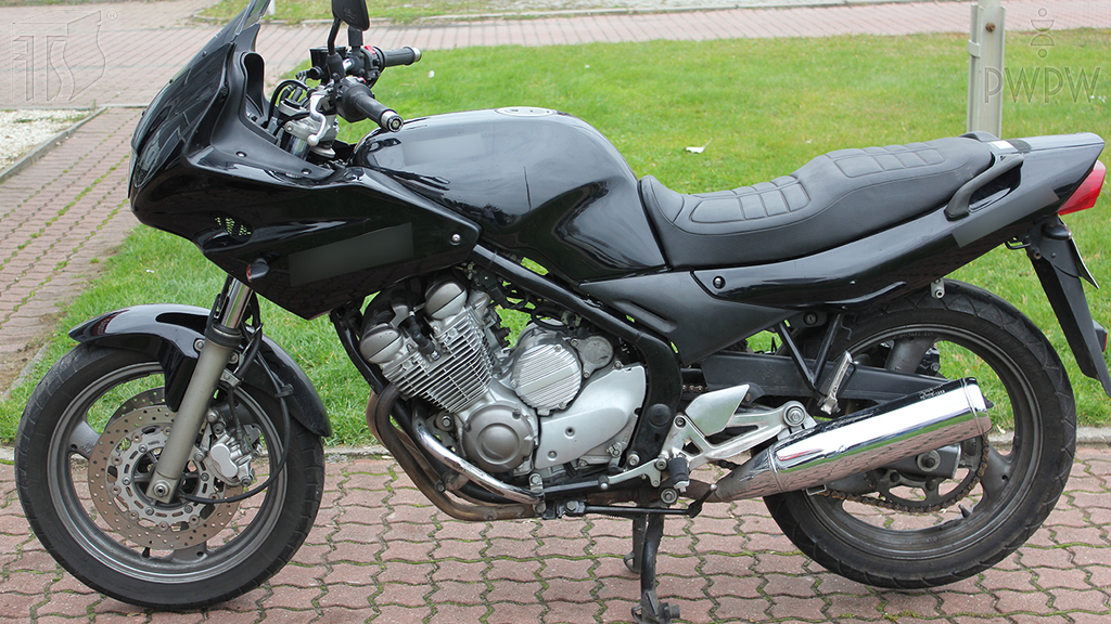 Pytanie Q-1073: Czy obowiązkowym wyposażeniem motocykla są światła awaryjne?