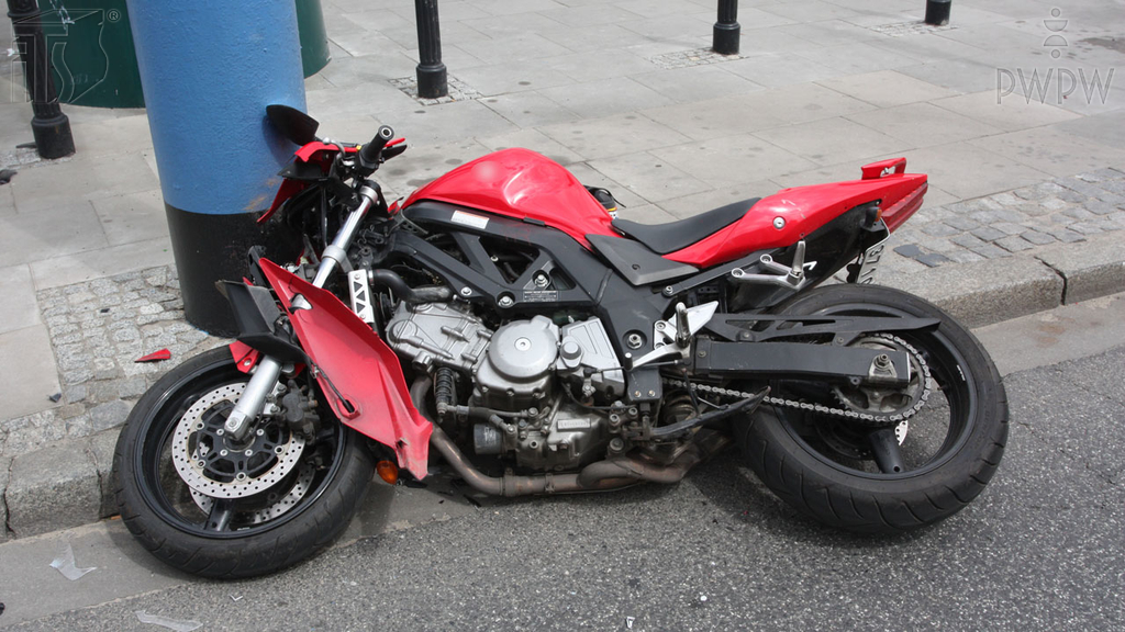 Pytanie Q-1078: Który z wymienionych strojów zapewnia najskuteczniejszą ochronę kierującego w przypadku przewrócenia się motocykla?