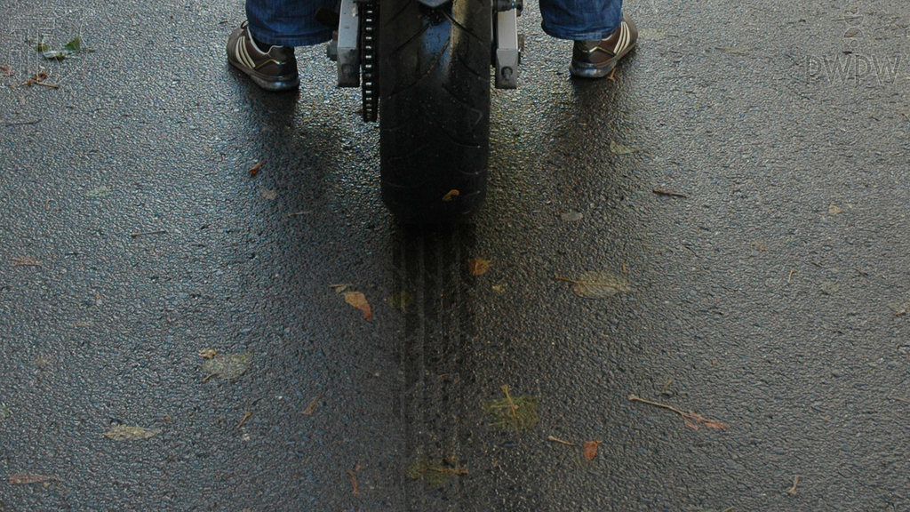 Pytanie Q-1080: Co w zasadniczy sposób decyduje o długości drogi hamowania motocykla?