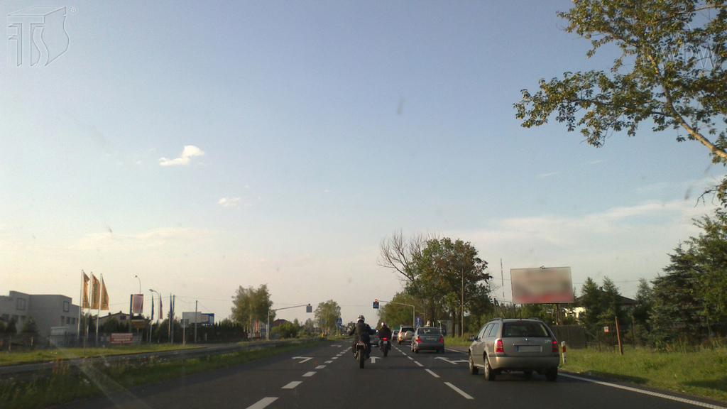 Pytanie Q-1082: Jaki odstęp, kierując motocyklem, powinieneś zachować od jadącego przed tobą pojazdu w obszarze zabudowanym?