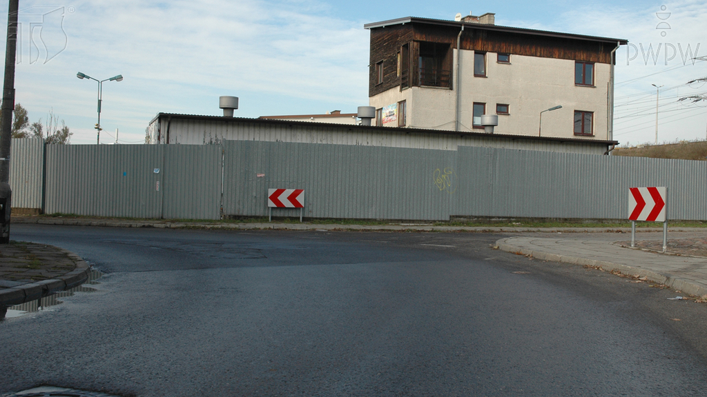 Pytanie Q-1086: W którym momencie, kierując motocyklem, powinieneś rozpocząć hamowanie zamierzając pokonać ostry łuk drogi?