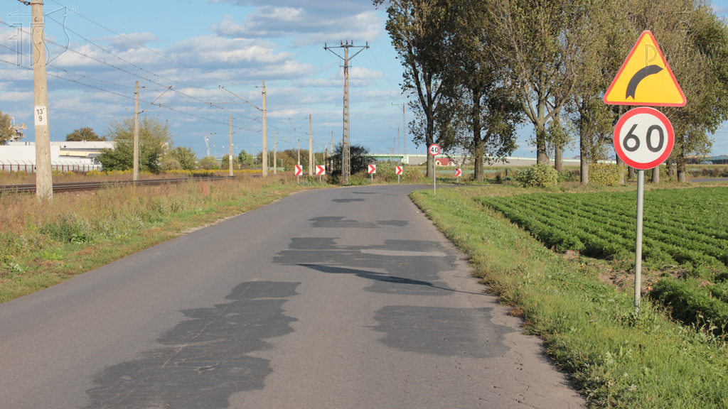 Pytanie Q-1088: Co powinieneś zrobić kierując motocyklem bezpośrednio przed wjazdem na ostry zakręt?