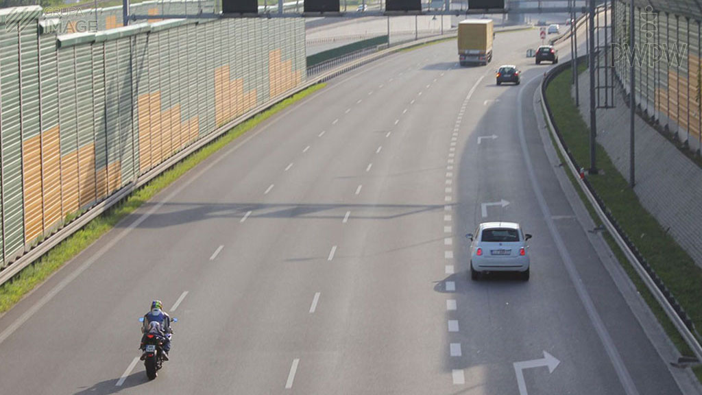 Pytanie Q-1550: Czego powinieneś się spodziewać wyjeżdżasz motocyklem zza ekranu akustycznego, który kończy się z lewej strony drogi?