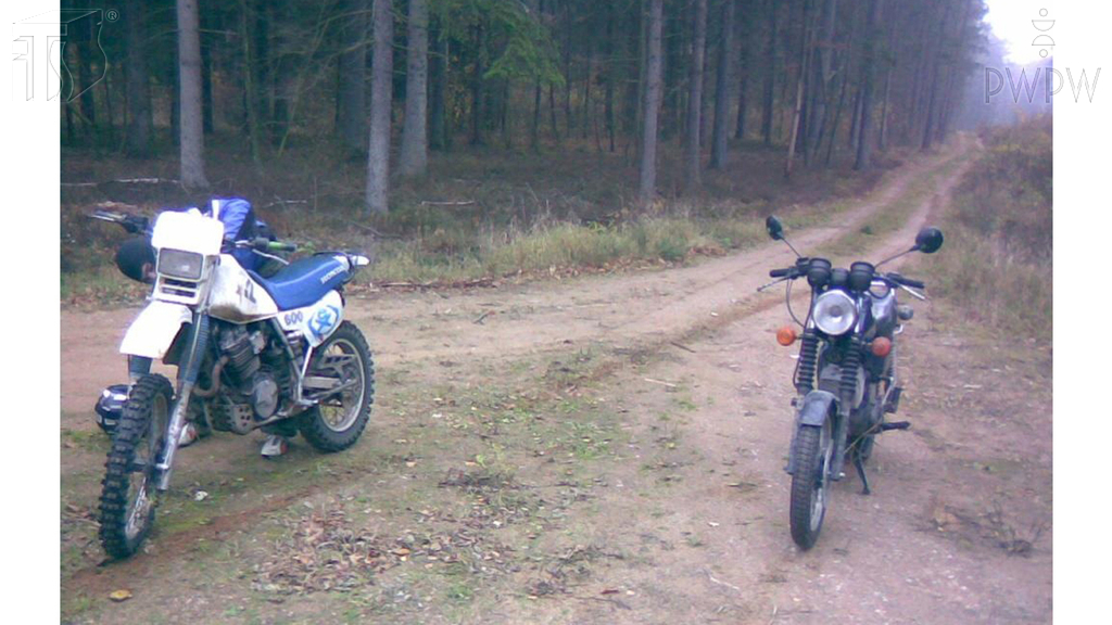 Pytanie Q-1092: W jaki sposób powinieneś kierować motocyklem na drodze gruntowej?