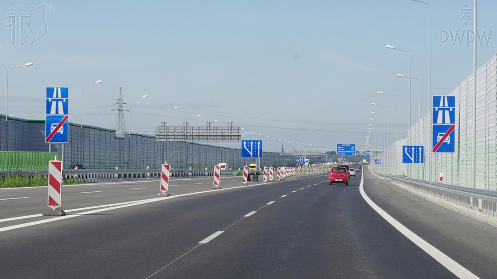 Pytanie Q-1093: Czy jadąc autostradą i nie wykonując żadnych manewrów powinieneś obserwować drogę za motocyklem?